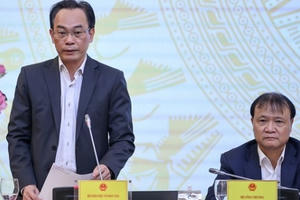 Học sinh ném dép vào cô giáo: "Rất nghiêm trọng, không chấp nhận được"