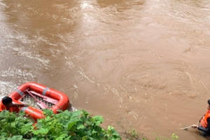 Cố bơi qua suối vì lời thách thức, cháu nhỏ bị nước lũ cuốn trôi mất tích