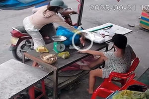 Giả vờ mua hàng rồi cướp điện thoại của người phụ nữ khuyết tật