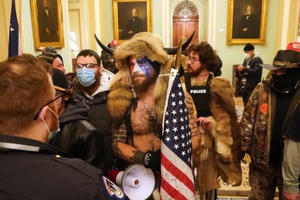 Vì sao Facebook, Twitter cùng khóa tài khoản ông Trump?