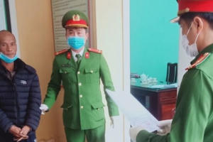 Con nghiện nhậu say còn cầm gạch “phang” ô tô bên đường