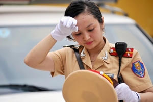 Những bóng hồng giữa ngã tư đường phố