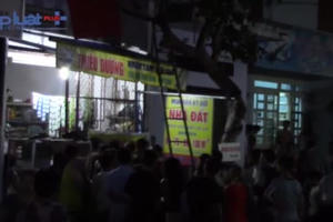 Bình Dương: Cả khu phố náo loạn vì người đàn ông cầm dao trèo lên cây cố thủ