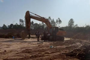 Vĩnh Phúc: Tạm giữ 3 máy xúc khai thác đất trái phép ở xã Kim Long