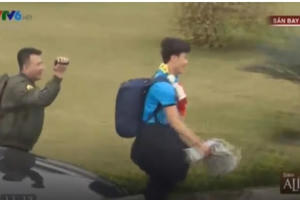 Khoảnh khắc Bùi Tiến Dũng “lạch bạch” chạy ra xe bus, tay vẫn cầm theo trái bưởi gây sốt mạng xã hội