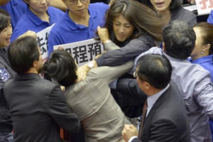 Hai nữ nghị sĩ Đài Loan bóp cổ nhau khi tranh luận