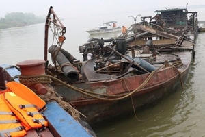 Vĩnh Phúc: Bắt giữ 2 đối tượng ‘cát tặc” trên sông Hồng