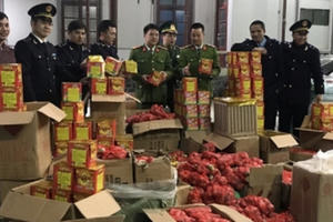 Lạng Sơn: Lực lượng chức năng thu giữ gần 1 tấn pháo bị “bỏ quên” bên đường Lạng Sơn: Lực lượng chức năng thu giữ gần 1 tấn pháo bị “bỏ quên” bên đường