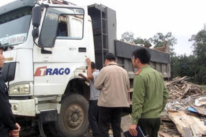 Hà Tĩnh:  “Bắt tại trận” xe tuồn rác thải của Khu công nghiệp Formosa ra môi trường