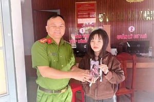 Công an trả lại tài sản bị đánh rơi cho người dân