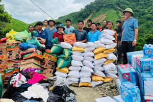 Chính quyền, người dân xã Mường Típ chia sẻ hàng cứu trợ lũ lụt cho người dân nước bạn Lào
