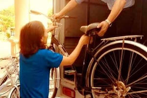 Nghệ An (Nam Đàn): Thầy cô giáo trường THCS Kim Liên sửa xe đạp cũ tặng học sinh nghèo