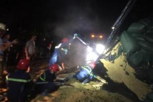 Xe tải chở 40 tấn ngô bốc cháy trên đường mòn Hồ Chí Minh