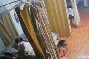 Hà Đông: Nhân viên nữ và khách nam vẫn 'tẩm quất cho nhau' trong lúc giãn cách xã hội