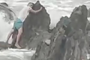 Nghệ An: Video giải cứu người đàn ông bị sóng biển cuốn lúc chụp ảnh