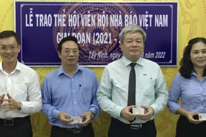 Tây Ninh: Trao thẻ hội viên Hội Nhà báo giai đoạn 2021-2026