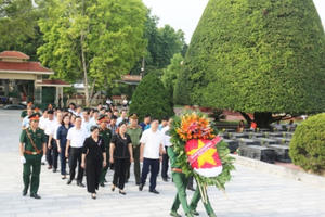 Đoàn công tác tỉnh Bắc Kạn dâng hương tưởng niệm các anh hùng liệt sĩ Đoàn công tác tỉnh Bắc Kạn dâng hương tưởng niệm các anh hùng liệt sĩ