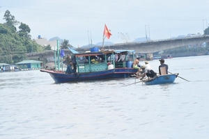 Quảng Ninh: Sà lan đâm thuyền mủng, 2 người thương vong