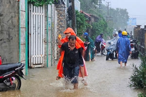 Chùm ảnh - Các tỉnh miền Trung bị ảnh hưởng nặng nề bởi mưa lũ