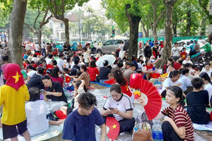 Biển người đổ về Hồ Gươm, Quảng trường Ba Đình náo nức chờ xem tổng hợp luyện tối 24/8