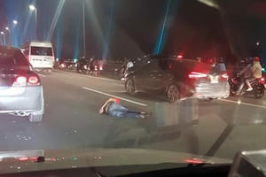 Đi bộ trên cầu Nhật Tân, một người đàn ông bị xe Inova tông nguy kịch
