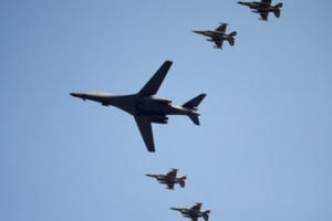 Mỹ điều máy bay ném bom B-1 đến Hàn Quốc, "dằn mặt" Triều Tiên Mỹ điều máy bay ném bom B-1 đến Hàn Quốc, "dằn mặt" Triều Tiên