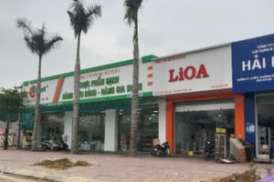 Cả đoạn phố xây dựng không phép, kinh doanh nhộn nhịp ngay giữa TP Vinh