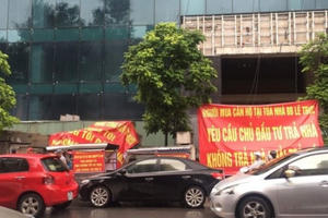 Cư dân 8B Lê Trực: "Nhà chúng tôi đã mua, cho chúng tôi vào ở"