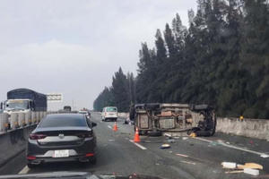 Xe chở Phó Chủ tịch thường trực UBND TP HCM Lê Hòa Bình gặp nạn trên cao tốc Trung Lương