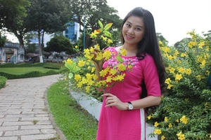 Quế Trân xinh tươi đi tặng quà ngày Tết