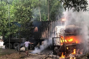 Yên Bái: Xe đầu kéo đâm xuống rãnh rồi bốc cháy dữ dội