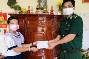 Trao học bổng “Nâng bước em tới trường” cho học sinh nghèo huyện Côn Đảo