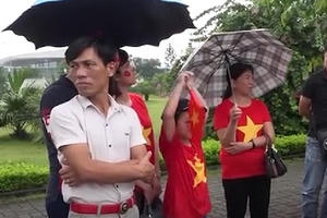 Bố mẹ Văn Quyết, Xuân Trường ra sân bay hồi hộp chờ đón con về