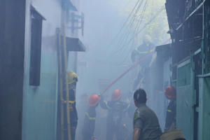 Cháy lớn trong hẻm, một căn nhà bị thiêu rụi