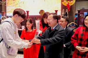 Gần 300 du khách Hàn Quốc “xông đất” thăm Vịnh Hạ Long