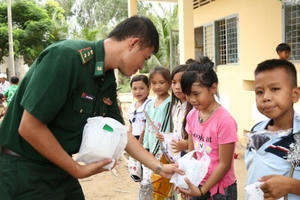 Rộn ràng Tết Trung thu cho học sinh vùng lũ, vùng biên giới