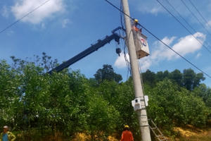 Những người hùng "Áo cam" nỗ lực đưa "ánh sáng" đến cho người dân vùng sâu, vùng xa Những người hùng "Áo cam" nỗ lực đưa "ánh sáng" đến cho người dân vùng sâu, vùng xa