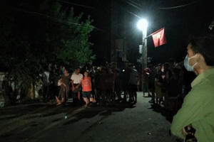 Chị giúp việc ăn ngủ trước nhà nguyên phó công an huyện để đòi tiền đã tháo bạt, mang giường về