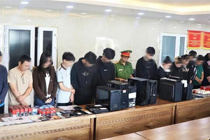 Công an Đà Nẵng nhận bằng khen vụ phá đường dây mua bán hóa đơn 22.000 tỷ