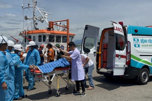 Liên tục cứu nạn thuyền viên hai tàu cá gặp tai nạn lao động trên biển