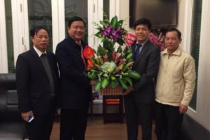 Thường trực Đảng ủy chúc mừng Bộ trưởng Đinh La Thăng tái đắc cử