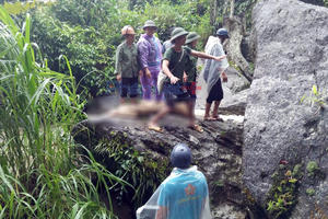 Hà Giang: 2 bố con đi qua cầu tràn bị nước lũ cuốn trôi