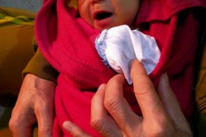 Gia Lai: Bé sơ sinh bị bỏ rơi trước cổng tịnh xá