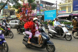 Ngày 30 Tết: Người dân Cố đô Huế háo hức chào đón Xuân về