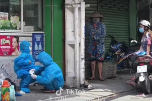 Video: Cộng đồng mạng "chết lặng" với hình ảnh cháu bé mặc đồ bảo hộ thùng thình được đưa đi cách lý