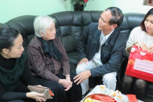 Công ty TNHH Khách sạn Kinh Đô tặng quà mẹ Việt Nam anh hùng Công ty TNHH Khách sạn Kinh Đô tặng quà mẹ Việt Nam anh hùng