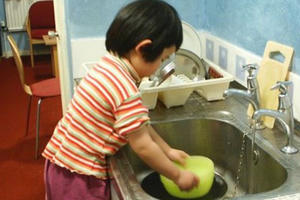 Cha mẹ bắt con làm việc nhà quá sức có thể bị phạt tới 5 triệu đồng