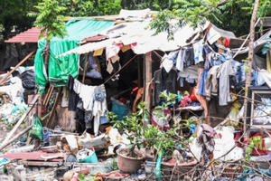 Sống trong lòng rác dưới chân cầu Long Biên Sống trong lòng rác dưới chân cầu Long Biên