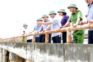 Bộ trưởng Nguyễn Xuân Cường kiểm tra tình hình mưa lũ tại Ninh Bình