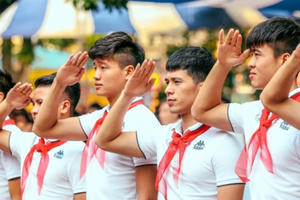 Thủ môn Bùi Tiến Dũng đốn tim các em học sinh bằng câu trả lời không thể tinh tế hơn